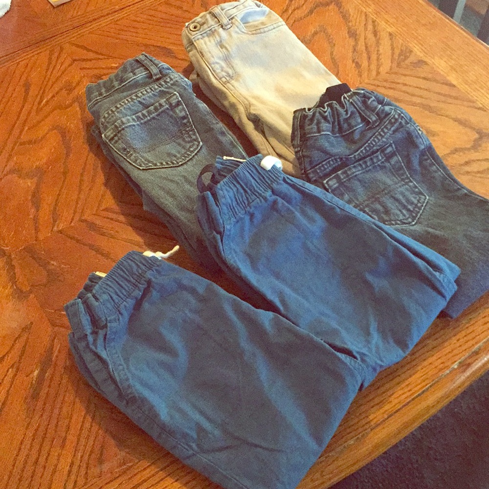 3 skinny jeans and 2 joggers Children place